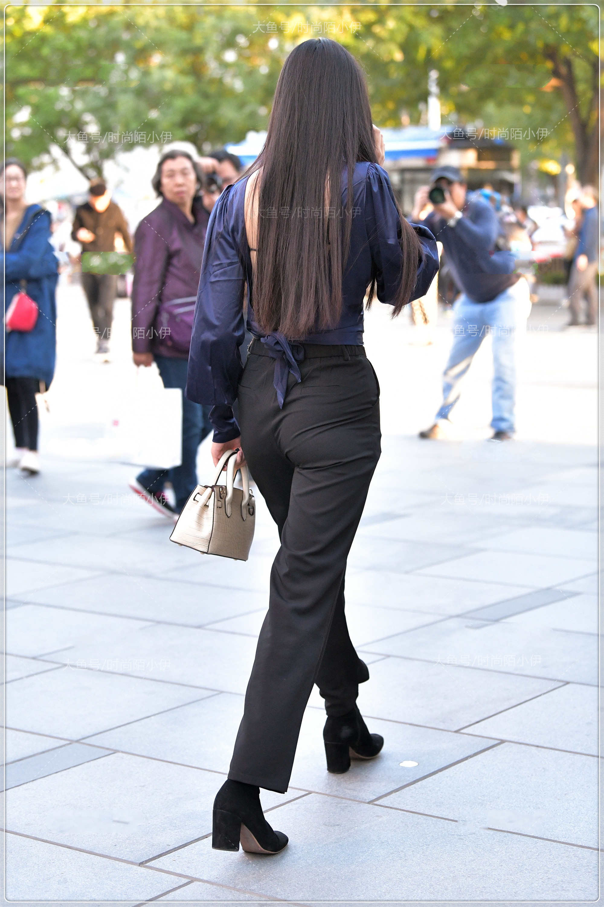 小姐姐|高领泡泡袖女式上衣，时尚感十足，有气质