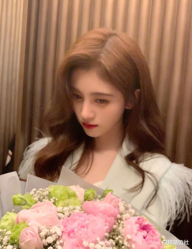 「鞠婧祎」继整容换脸，鞠婧祎连头发都造假，戴假发套掩盖秃头却露出马脚