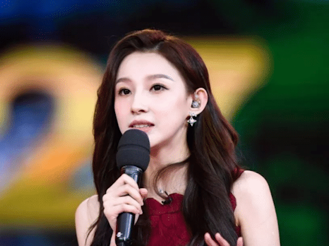 央视：她是央视最美女主持，因“小裤裤”滑落而走红，如今27岁美出新高度！
