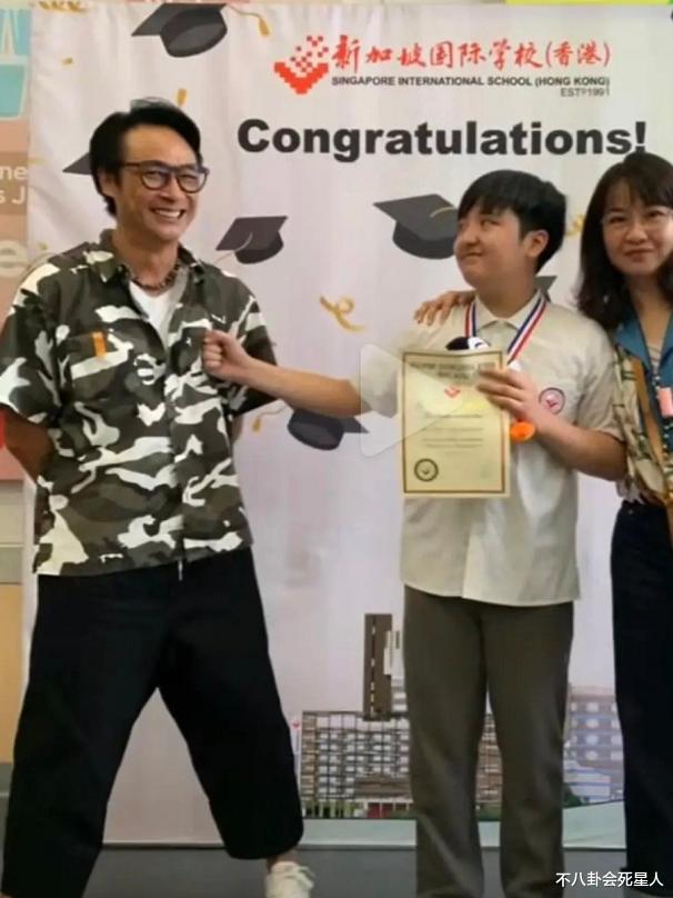 费曼▲费曼小学毕业啦!高大壮硕赶超吴镇宇,眉眼间仍是大帅哥