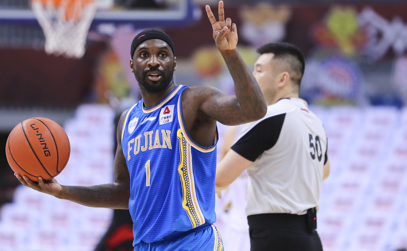 孙铭徽|45+6+9！孙铭徽苦战45分钟累到扶膝盖，全华班太难了，无奈一轮游出局