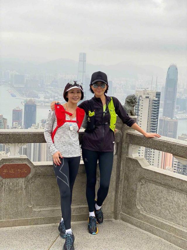靳东:当55岁刘嘉玲撞上63岁吕良伟,两人素颜登山,谁更抢镜一看便知