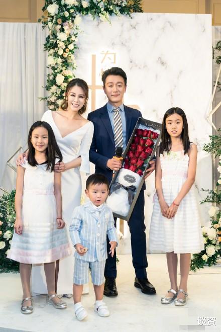 关悦|41岁关悦倒立吓到网友，腰细腿长看不出生过三胎，身材不输超模