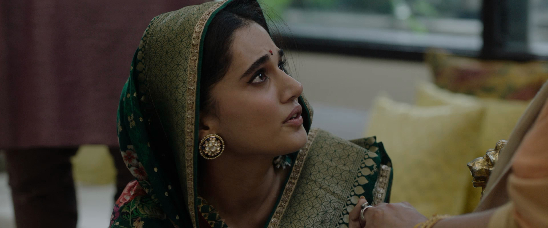 印度電影《耳光》：丈夫當眾打妻子一巴掌，周圍人卻在看熱鬧-圖2