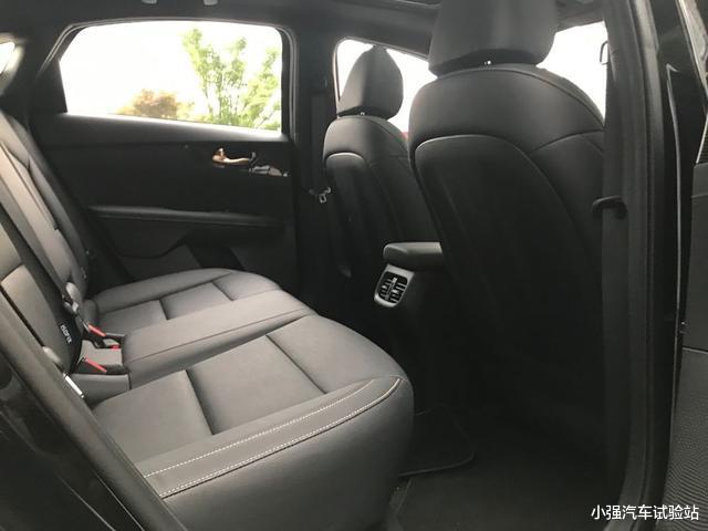 起亚K3：全新起亚K3，标配无级变速，售价仅10万起，性价比很高！