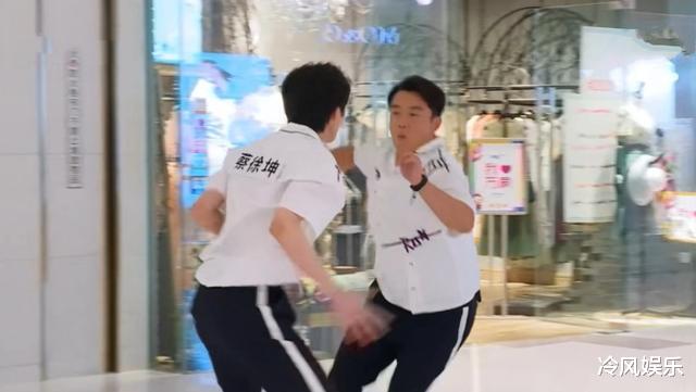 郑恺|全员划水戏耍观众，《奔跑吧》彻底糊了？郑恺撕名牌表现说明一切