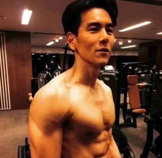 #彭于晏#林俊杰等她十年？彭于晏追求她7年，网友们还能相信爱情吗？