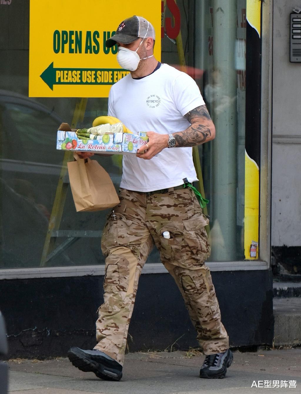 『汤姆·哈迪』43岁汤姆·哈迪采购香蕉！身高175的型男，准备为《毒液2》再增肌