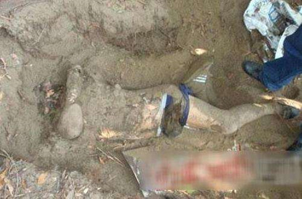 「靖边」男子将8旬老母活埋墓中，3天后老人还剩一口气：别怪他