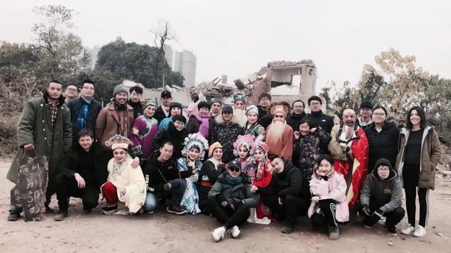 邓婕|邓婕近照撞脸赌王四太，穿5万外套显阔气，与张国立住上亿豪宅？