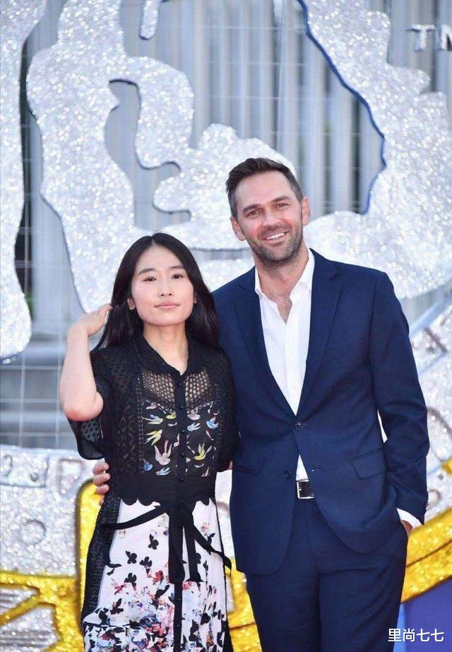 张艺谋▲张艺谋大女儿罕见露面，180外籍老公太帅气，穿西装踩布鞋真酷