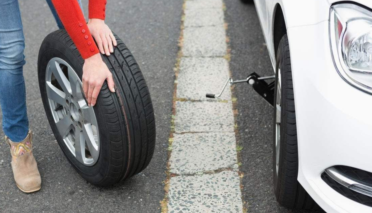 老司机|车胎被故意锁住咋办？老司机：不用叫拖车，用这招就能解决！