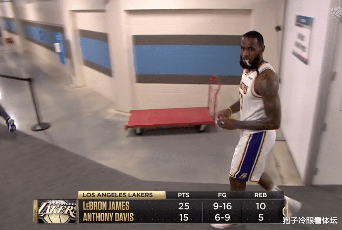湖人队|两人提前离场！湖人输球超尬时刻：场上只剩3人差点违例 酱油男被迫营业