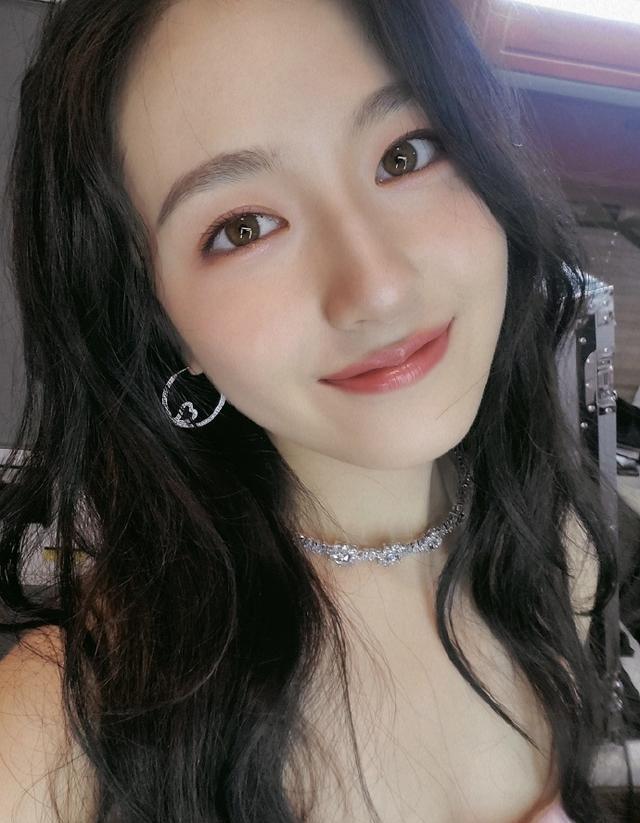 李兰迪|李兰迪开始走“女团”路线？瘦身后美过“初恋”，穿衣偏爱清新范