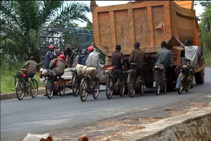 非洲小國的“自殺香蕉人”：每輛卡車後面都掛著一串自行車-圖8