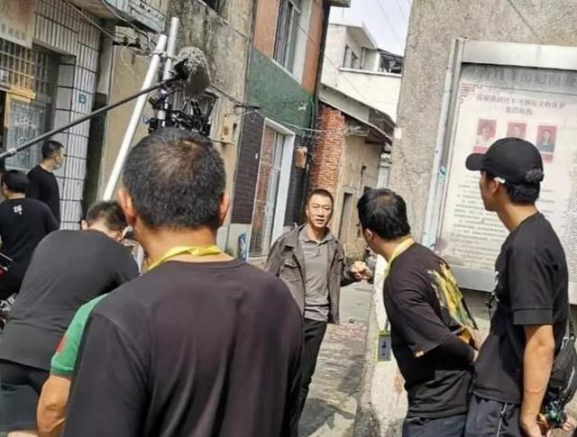 孙红雷|50岁孙红雷晒减肥照，眼睛变大尖下巴明显，与从前判若两人？