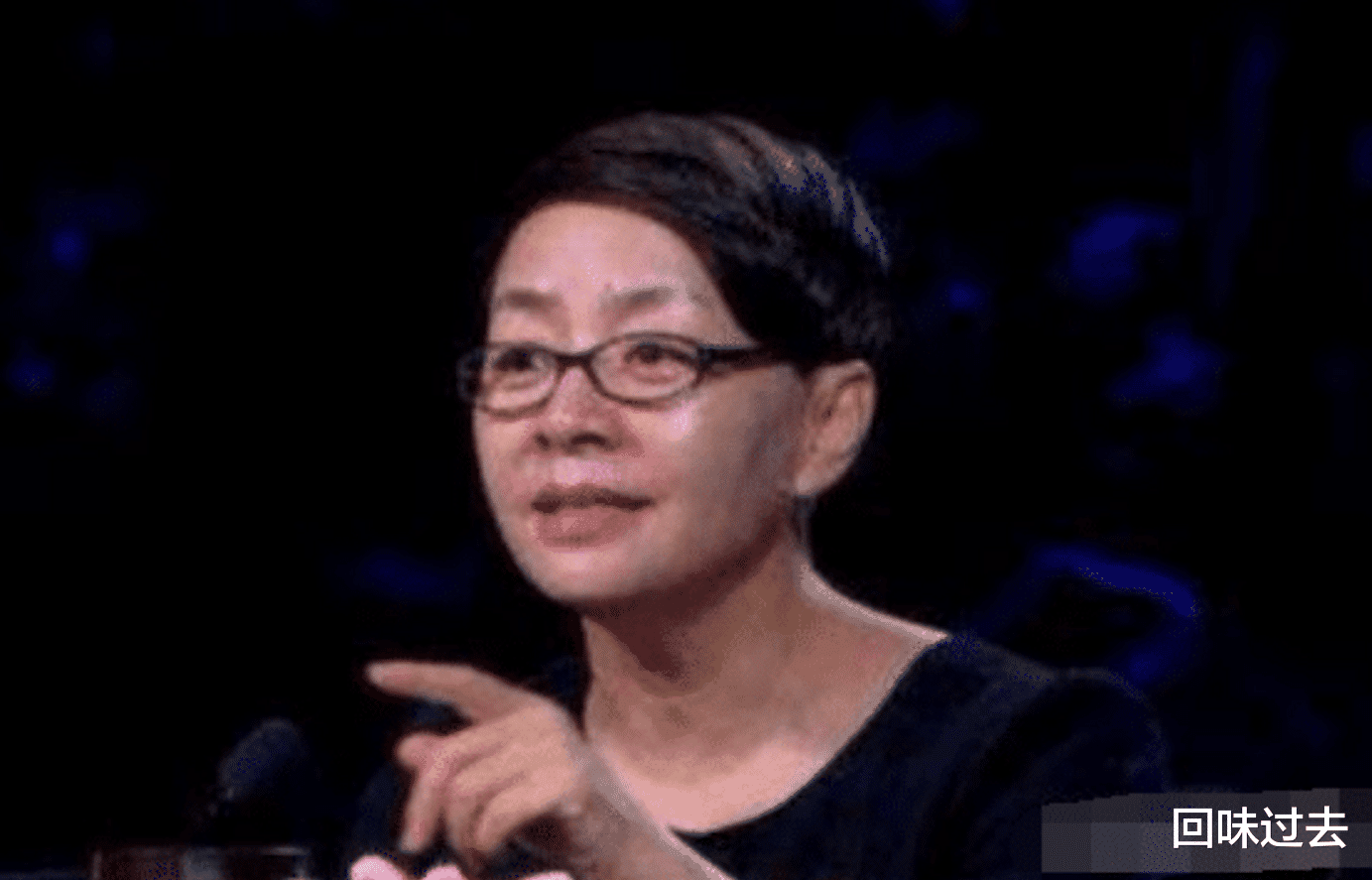 任嘉伦|节目中的“失控场面”，何炅愤然离席，他直接一脚飞踹主持人
