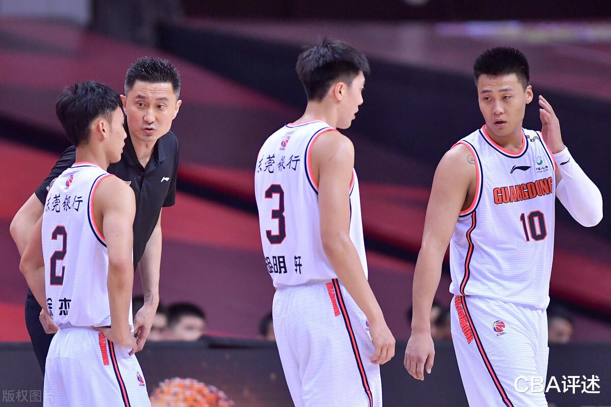 广东男篮|广东险胜仍难掩一人低迷!10投1中仅得4分,生死时刻遭杜锋弃用