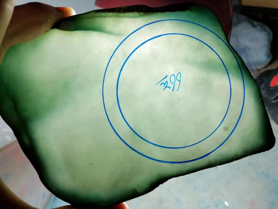 翡翠|翠友直接拿下的翡翠原石，出货效果太出乎意料了！