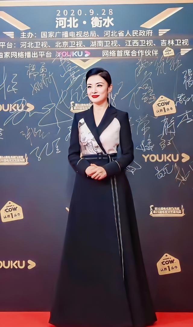 周涛|开口既是春晚腔！周涛穿红裙独占C位成一姐，气场连汪涵都接不住