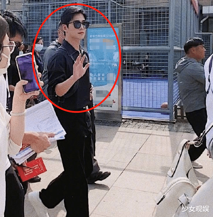 杨洋|杨洋来到复旦大学，学霸随手拍生图被传后，“生图如精修”没跑了