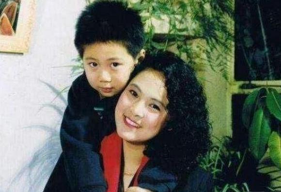 张芝华▲被“逼”离婚，流落街头，郭凯敏前妻张芝华的报复手段“真解恨”