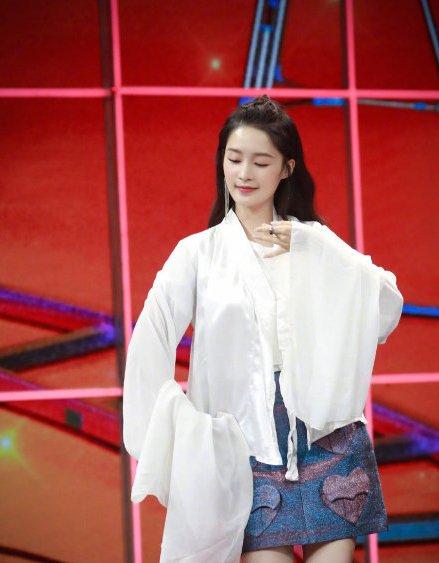 李沁|“鸡腿姑娘”李沁：国家秘密培养9年的人才，为何弃校投身娱乐圈