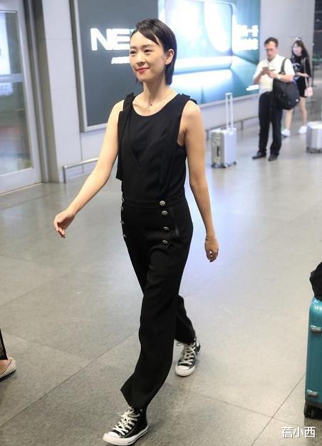 『短发』童瑶剪了短发至少减轻10岁，穿一身黑走机场，这才是越简约越高级