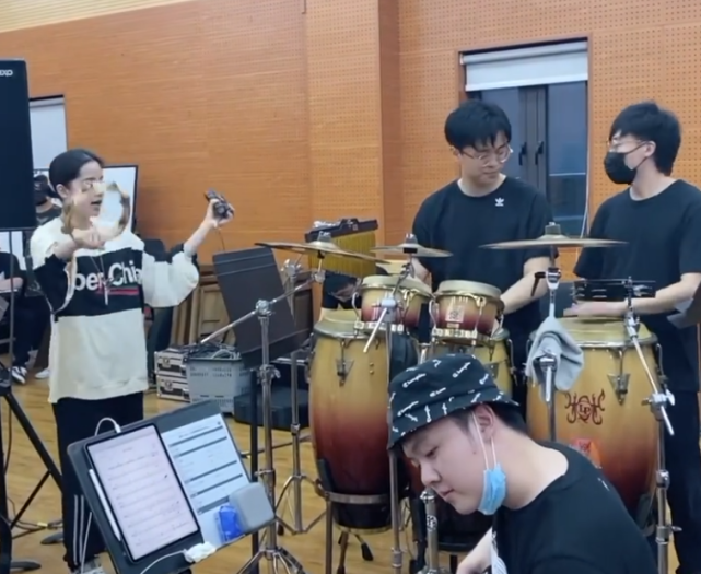 欧阳娜娜@欧阳娜娜乐队的小哥哥,颜值一个比一个高,看到键盘手,犯花痴了