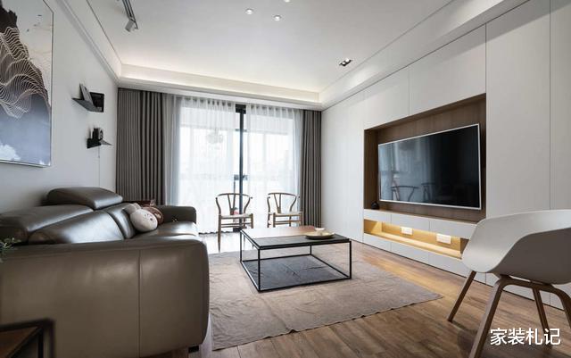 【】多亏当初设计师坚持，放弃电视墙装成收纳，美观实用两不误！聪明