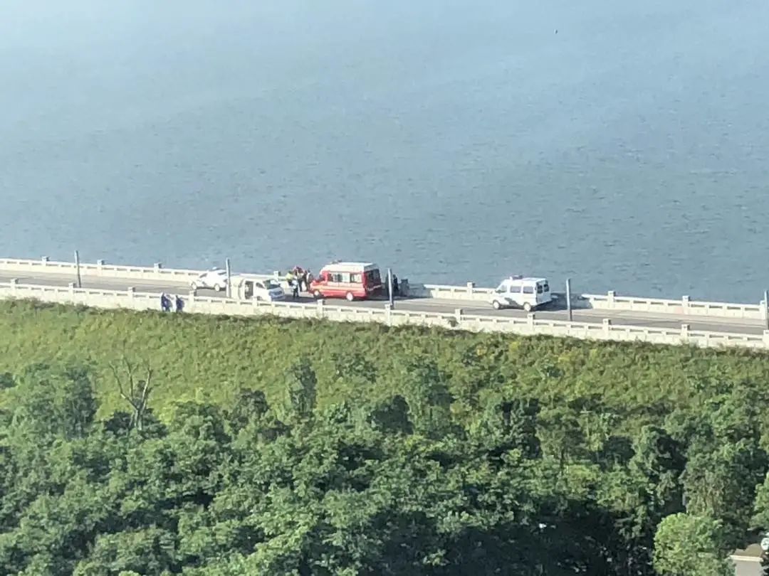 『成都』成都青龙湖发现浮尸，警方正在调查