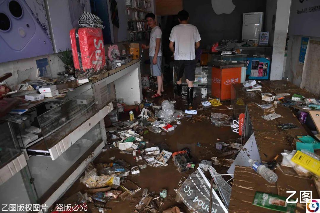 乙图|洪水退去后歙县居民自救，看到祖传族谱和字画被泡，老人哭了