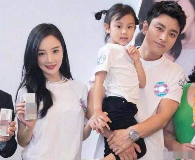 李小璐|李小璐母女穿古装过中秋，甜馨豁牙仍自信大笑，李小璐温柔典雅