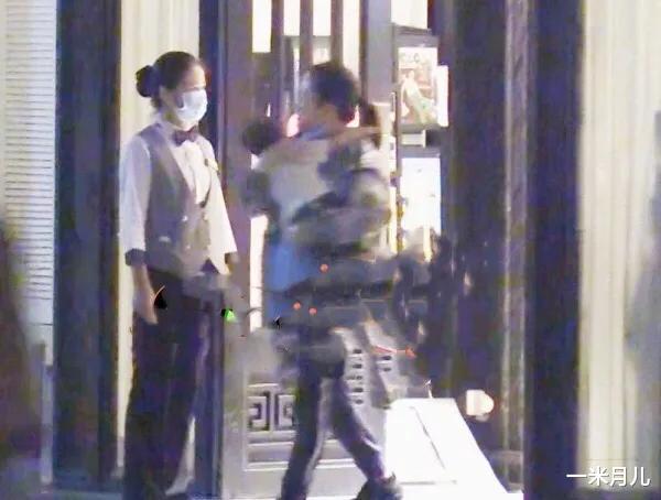 『文雅丽』赵丽颖带儿子参加聚会,母子穿着神同步,想想可爱而俊俏!