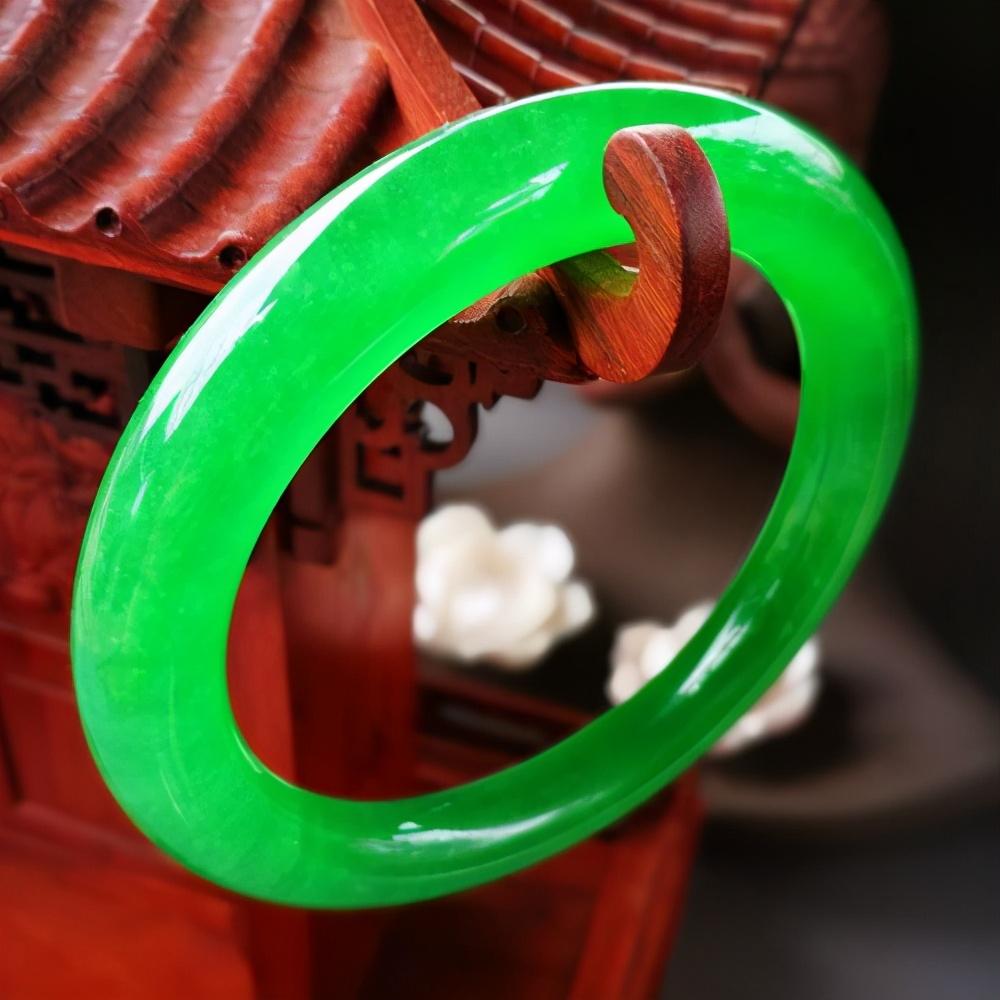 文玩|看见佩戴这4种文玩的,可别小看了,这可是家里有矿的大玩家