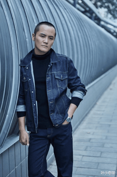 「张嘉译」张嘉译的亲表弟, 跟着张嘉译拍了11部戏后终于大火, 还登上了央视