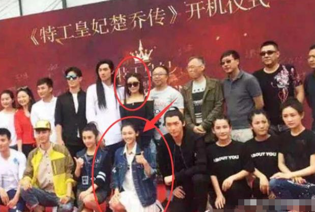 「赵丽颖」4年前楚乔传开机照，赵丽颖发型抢镜，有谁注意到半跪的苗苗？