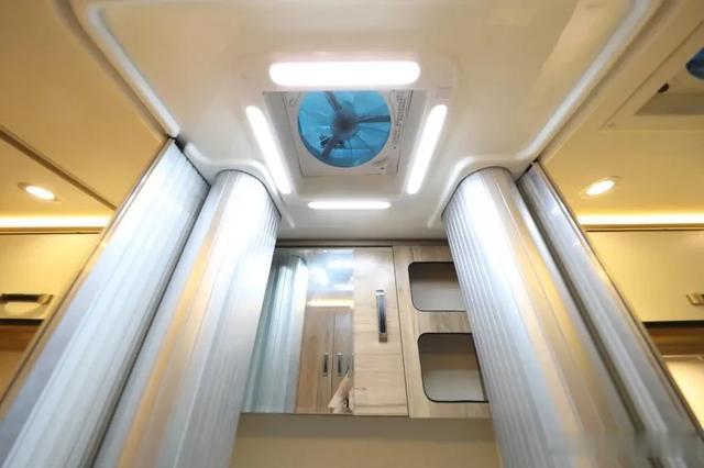 房车|新款V90房车来啦！2.0T很省油水电充足，22.98万夫妻2人用挺不错