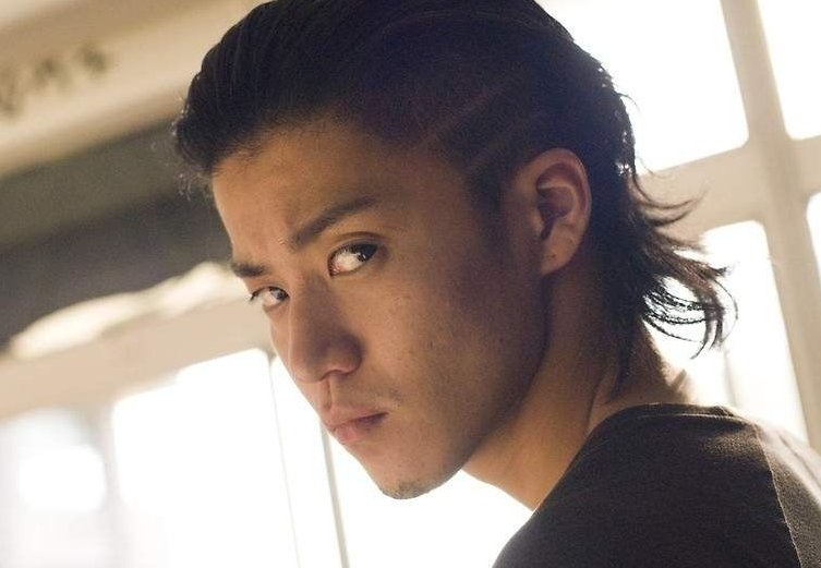 小栗旬|最“佛系”经纪公司，收入只靠一个艺人，老板探班要他要坚持住