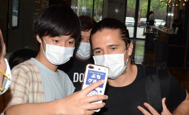 「国足」国足训练被居民楼上的人一览无余！各方高度重视，村长都出面了