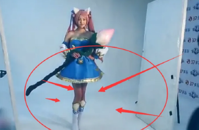 郑爽▲郑爽cos二次元造型, 镜头忘开美颜, 看清腿的肤色, 我不相信