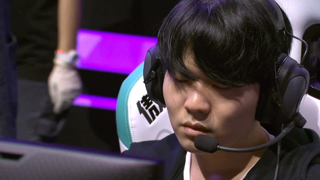 rookie|IG中野“恩断义绝”警告!Rookie直播反击宁王:和路人玩家一样菜