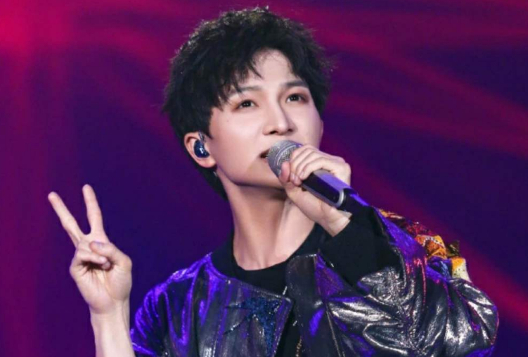 周深|周深参加乐队的夏天，和木马乐队合作的《她是暗淡星》，太好听了