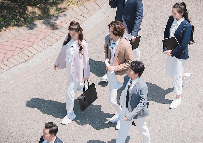 「奔跑吧兄弟」跑男终于正式开录，黄明昊关晓彤成飞行嘉宾，全员学院风元气十足