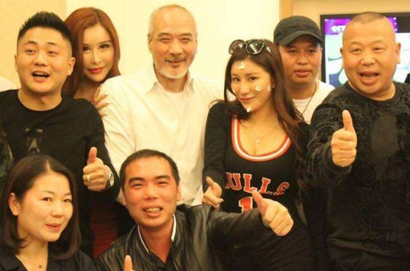 【向往的生活】喝死古龙抢张国荣女友，55岁娶小30岁娇妻，今70岁成“网红杀手”