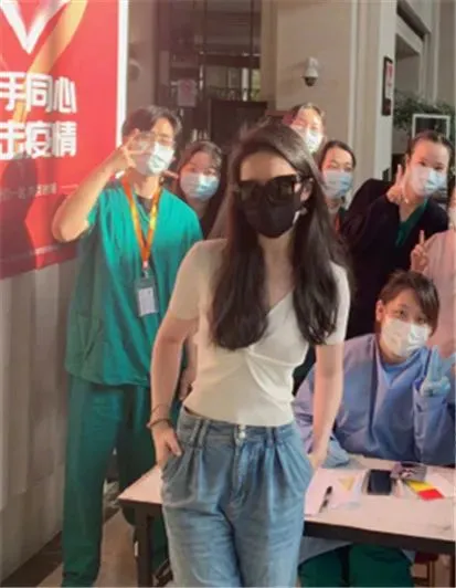 刘亦菲|刘亦菲身材开挂，“万年斜方肌”竟然消失了
