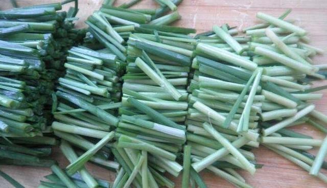 「韭菜」夏天，多吃这菜，9毛钱一斤，一次买20斤秘制起来，吃一年都不坏