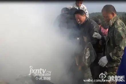 视觉志|10吨猪肉翻车遭哄抢：我看到了人性的分水岭