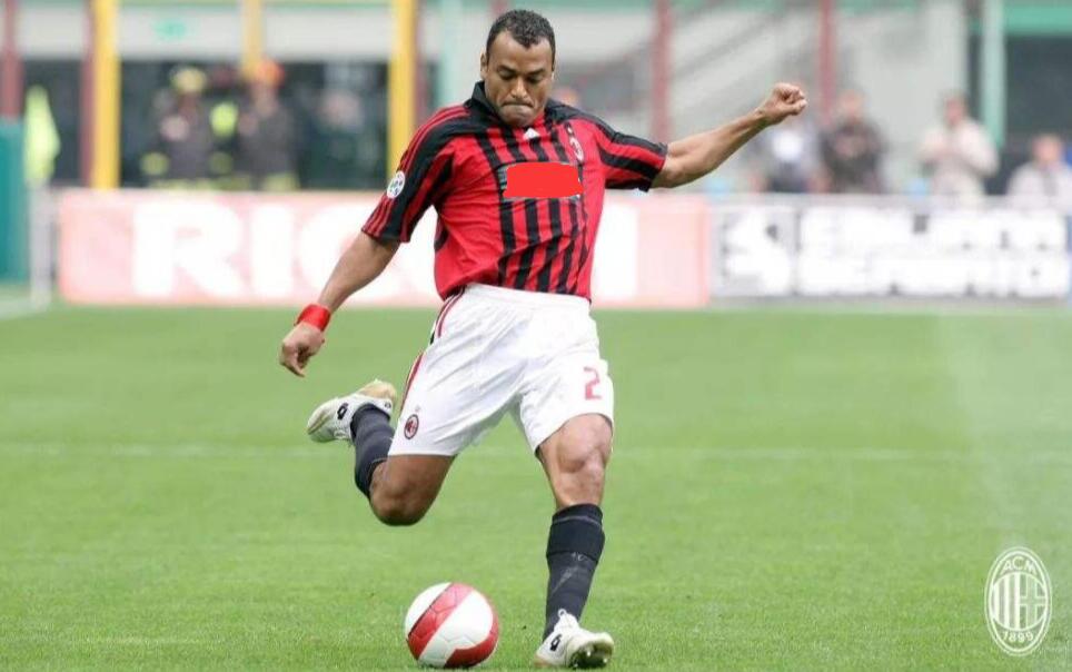 维埃里▲维埃里评职业生涯队友最佳11人阵容,锋线强到爆,中场不设防?