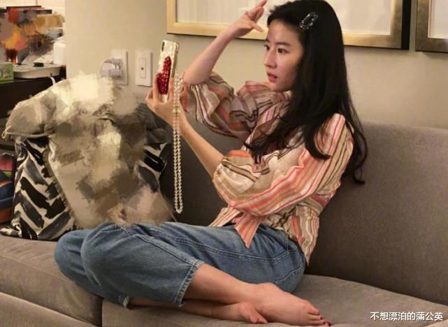 劉亦菲再現“直女角度”自拍，窩在沙發裡坐姿顯隨意，高跟鞋搶鏡-圖2